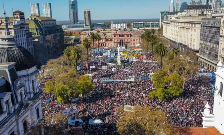 Una multitud se movilizó a Plaza de Mayo tras el atentado contra la Vicepresidenta