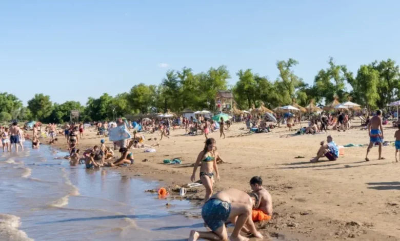 Verano caliente: Los nicoleños siguen disfrutando de las playas de la ciudad.