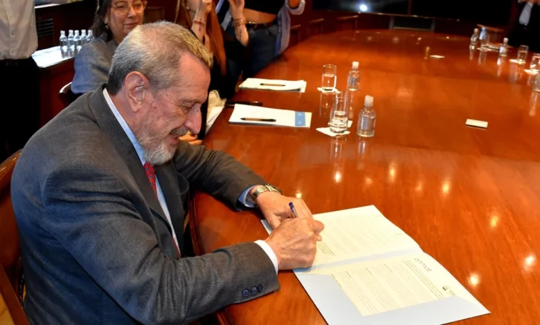 Manuel Limeres, administrador nacional, firma la Carta de Intención con COFEPRIS