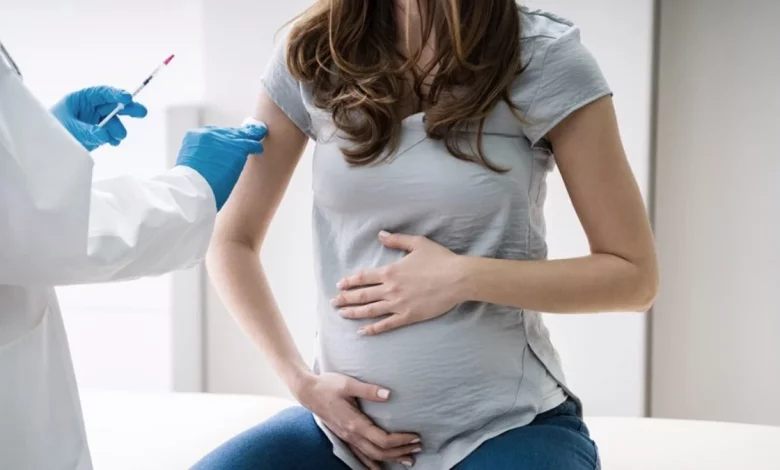 Las vacunas contra covid evitan complicaciones a las mujeres embarazadas