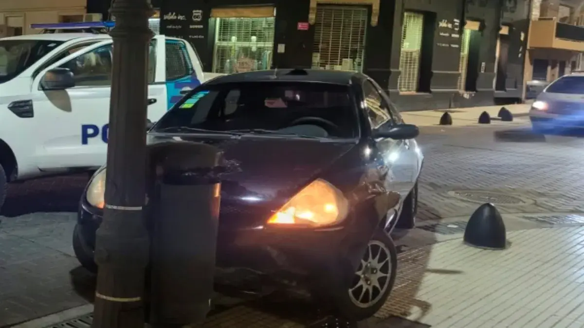 Un conductor protagoniza un accidente al chocar contra un poste en la concurrida intersección de Nación y Rivadavia. Detalles del incidente